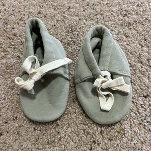 Quincy Mae Baby Booties - Sage Green